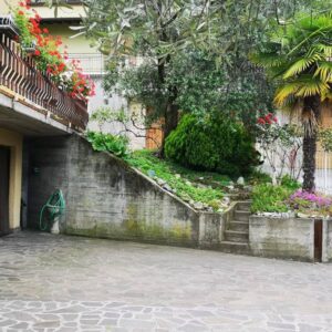 "alt="front private parking holiday home lake iseo