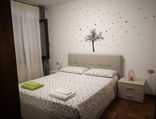 "alt="room double bed vacation home